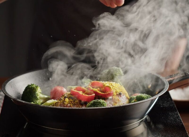 prikaz svežeg povrća u grill tiganju