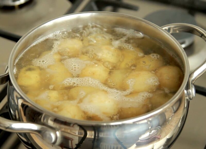 prikaz kuvanja krompira u šerpi