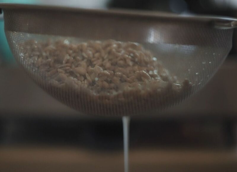 prikaz kuvane heljde koja se proceđuje kroz cediljku