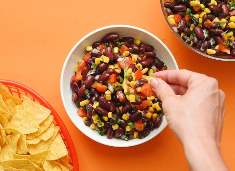 meksička salata i totilje pored