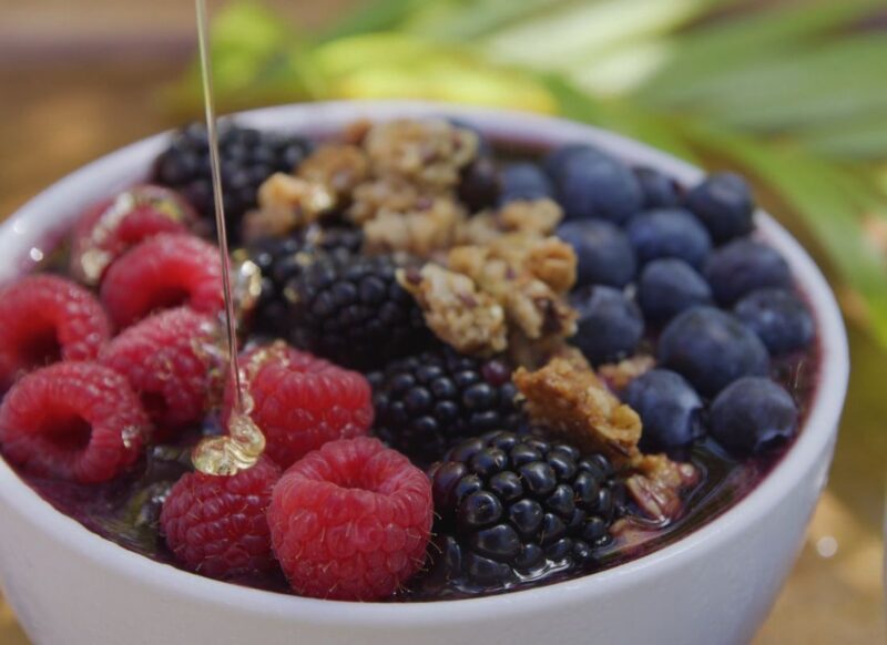 ovsena kaša u činiji sa sa voćem