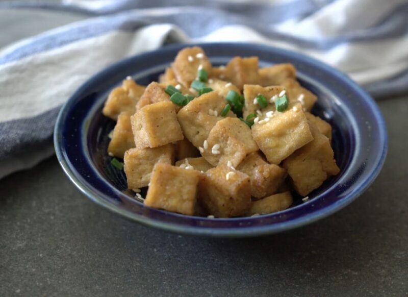 pohovani tofu sir u plavoj činiji