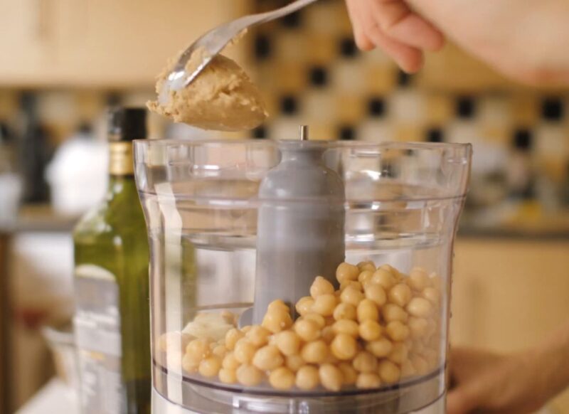 osoba priprema namaz od leblebije