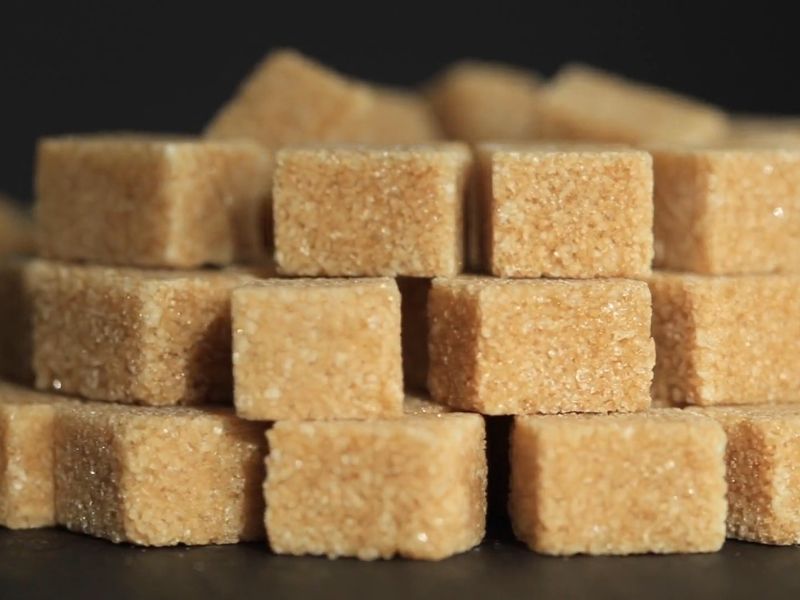smeđi šećer na stolu u kocki
