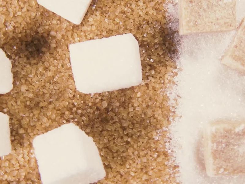 beli smeđi šećer na stolu