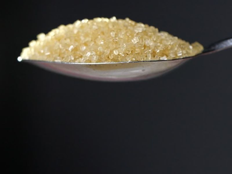 žuti šećer na kašičici