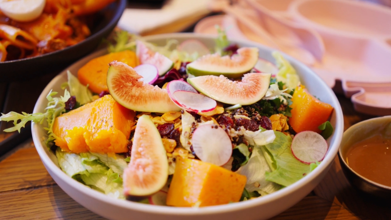 Veganska salata sa smokvama, bundevom, rotkvicama i svežim zelenim povrćem